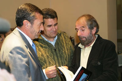 El Diputado provincial de deportes Don Pascual Diaz Amat,  el autor y César Pérez de Tudela.