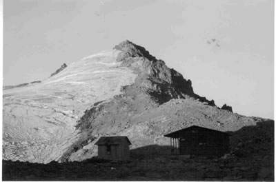 La punta Lenana con su glaciar Lewis y el Austrian Hut, nuestro refugio base en esta zona 