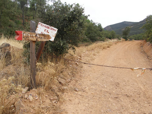 Un cartel nos indica la dirección de la cueva de  Castrola